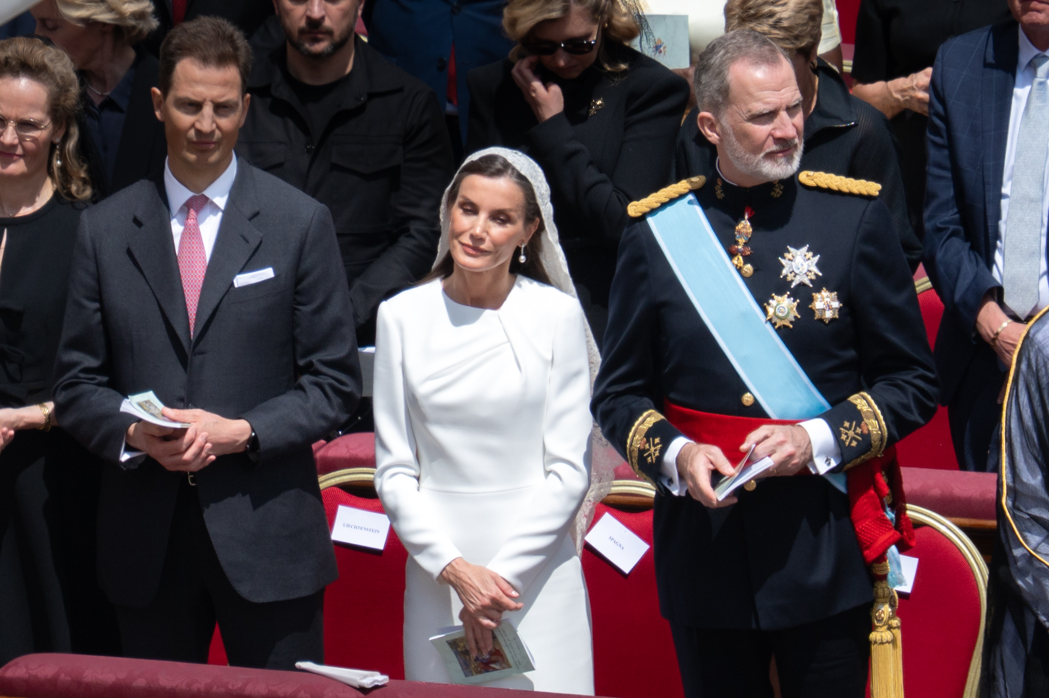 Por que apenas 6 mulheres podem vestir branco diante do Papa em encontros oficiais?