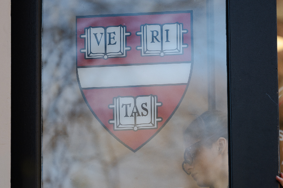 Proibir alunos estrangeiros em Harvard é encenação de Trump ou besteira?