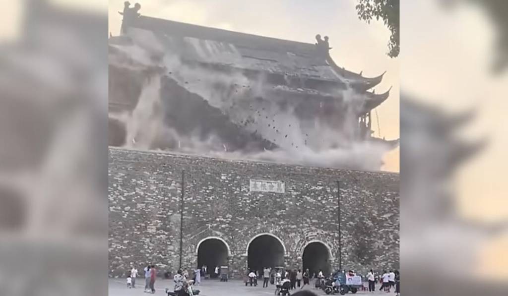 Telhado de torre de 650 anos desaba na China e assusta turistas; veja vídeo