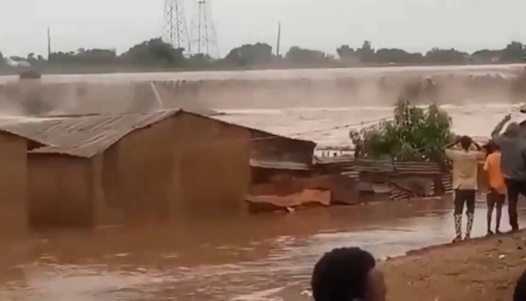 Chuvas torrenciais e enchentes deixam ao menos 111 mortos na Nigéria; veja vídeos