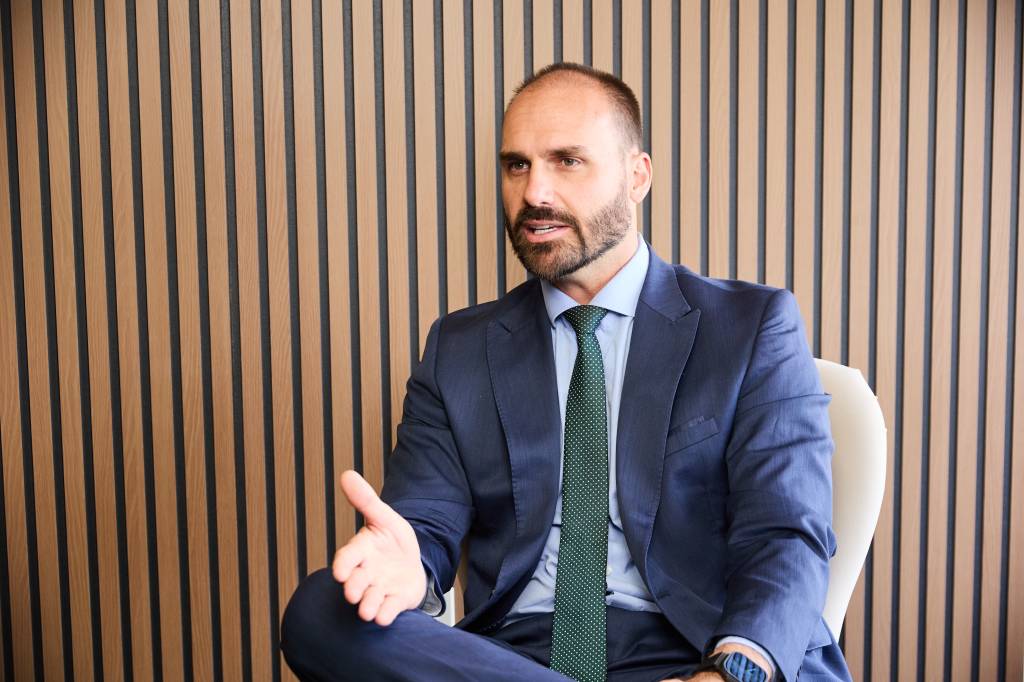 Acusado de arruinar a direita, Eduardo Bolsonaro rebate Ciro Nogueira
