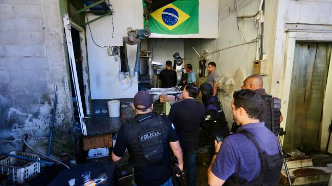 Policias em fábrica de gelo na Zona Oeste do Rio