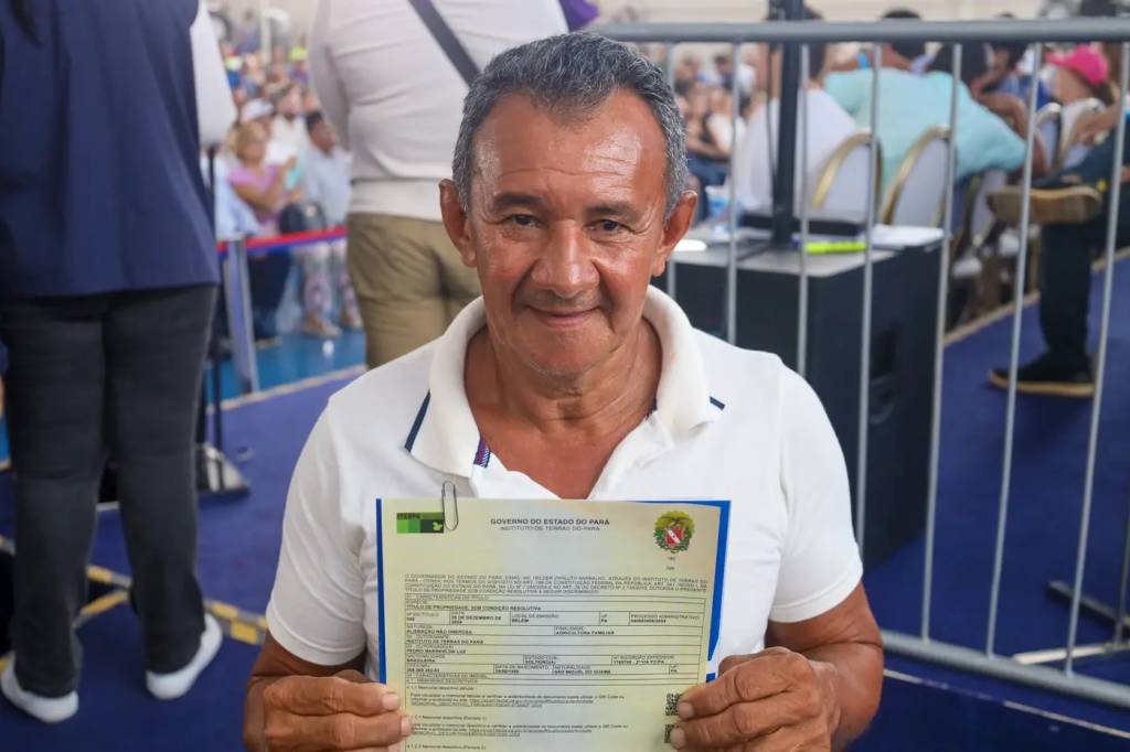 Luiz Marinho segura sua documentação e posa para foto