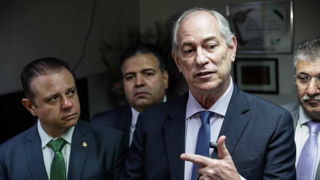 Ciro Gomes sai em defesa de Carlos Lupi, ex-ministro da Previdência Social