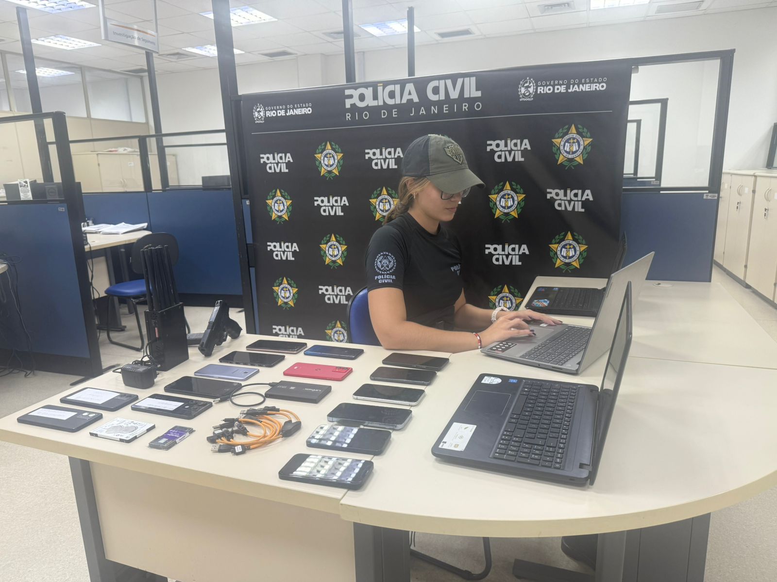 Polícia prende criminoso que dava cursos para desbloqueio de celulares roubados