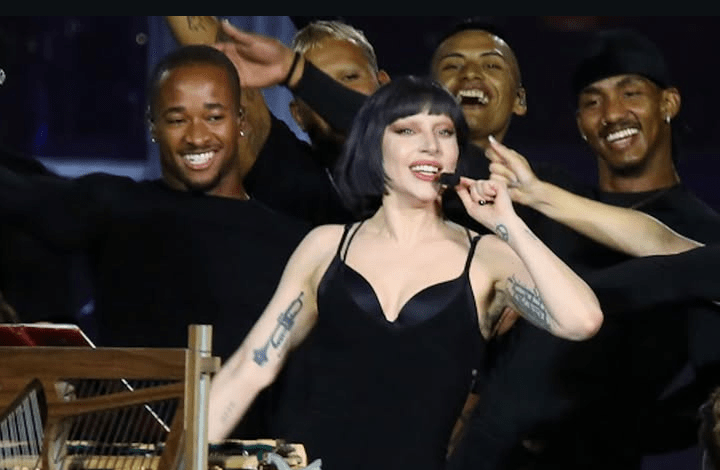 Diferentemente de Madonna, Lady Gaga dá as caras em ensaio e se emociona com público brasileiro