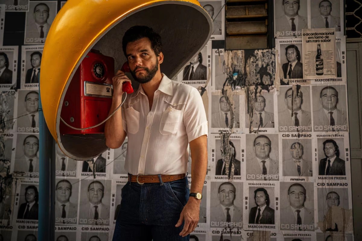 O mais novo selo de qualidade de ‘O Agente Secreto’, de Kleber Mendonça Filho