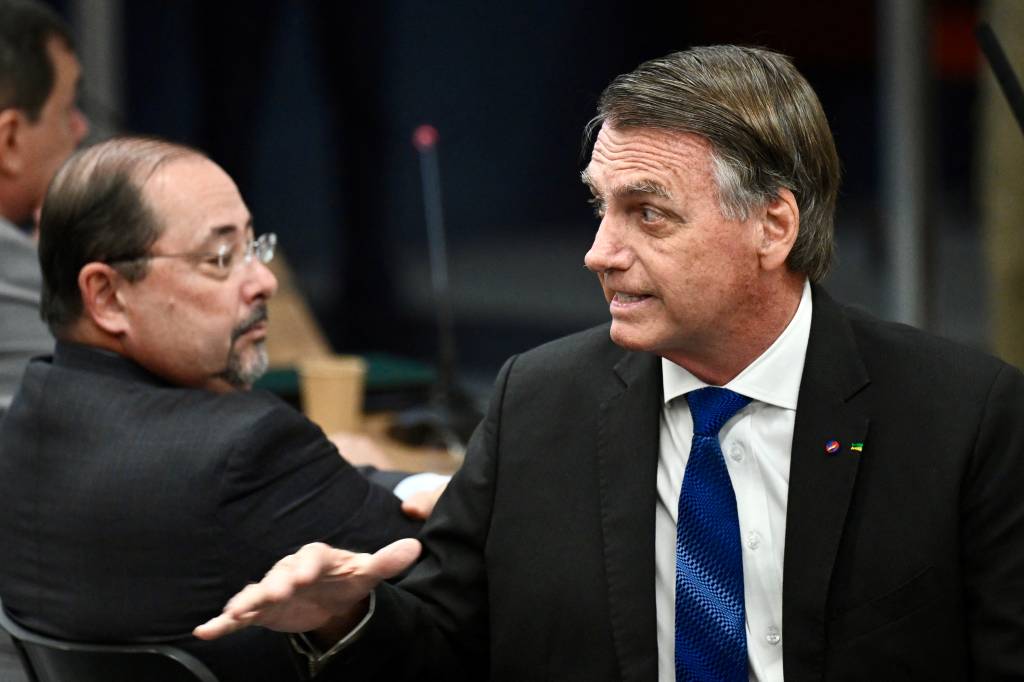 Camaradagem, Bolsonaro no banheiro e cochichos: a sessão do STF por trás das câmeras