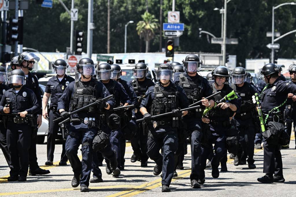 Protestos em LA: Trump tem vitória em tribunal e mantém militares mobilizados