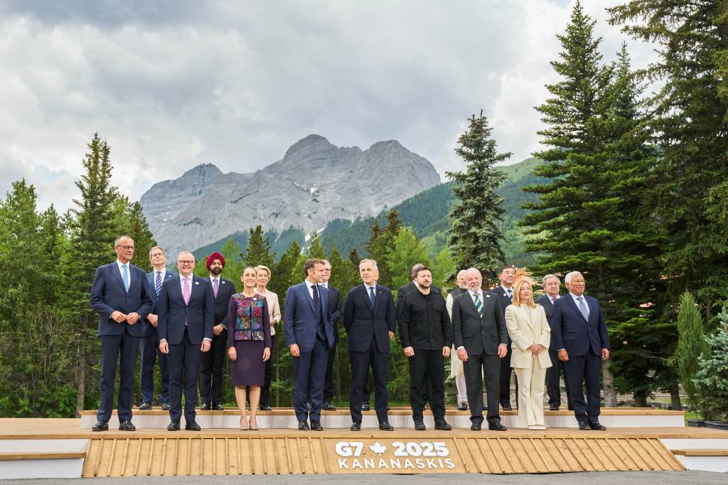 Líderes do G7 ‘chamam atenção’ de Lula após presidente se distrair em encontro; veja vídeo