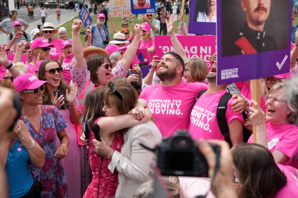 Parlamento britânico aprova projeto histórico que permite eutanásia em casos terminais