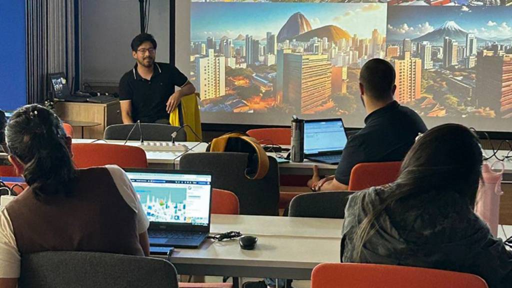 OpenAI, Anthropic e Microsoft investem no treinamento de professores em IA