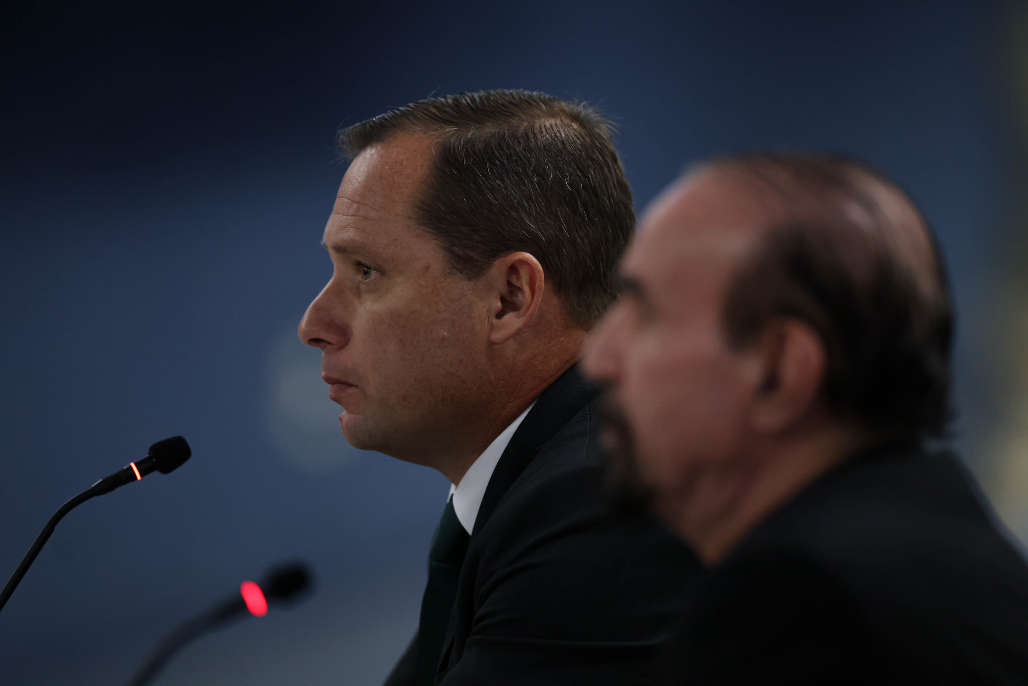 Mauro Cid tira tornozeleira eletrônica e Brasil se despede de Lô Borges