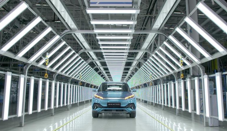 Linha de produção da BYD na China: produção saltou de 500 000 unidades anuais em 2017 para mais de 4 milhões no ano passado