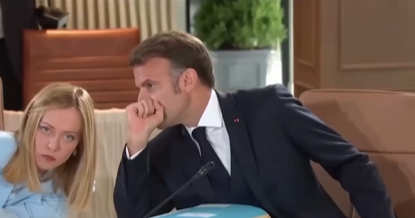 Meloni revira os olhos durante conversa com Macron em reunião do G7: veja vídeo