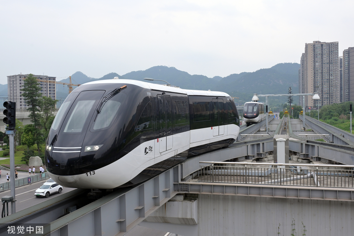 O sistema de transporte ferrovi&aacute;rio desenvolvido pela BYD opera ao longo de uma linha elevada de 15 quil&ocirc;metros a uma velocidade m&aacute;xima de 80 km por hora