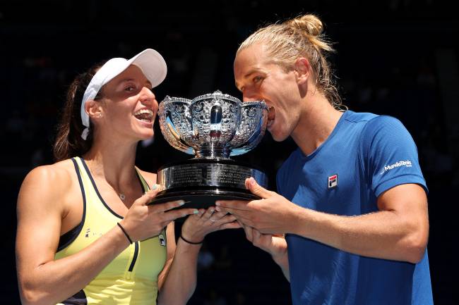 Luisa Stefani e Rafael Matos: campeões do Australian Open MELBOURNE, AUSTRALIA - JANUARY 27: Luisa Stefani and Rafael Matos of Brazil pose with a trophy after winning in the Mixed Doubles Final against Santa Mirza and Rohan Bopanna of India during day 12 of the 2023 Australian Open at Melbourne Park on January 27, 2023 in Melbourne, Australia. (Photo by Cameron Spencer/Getty Images)