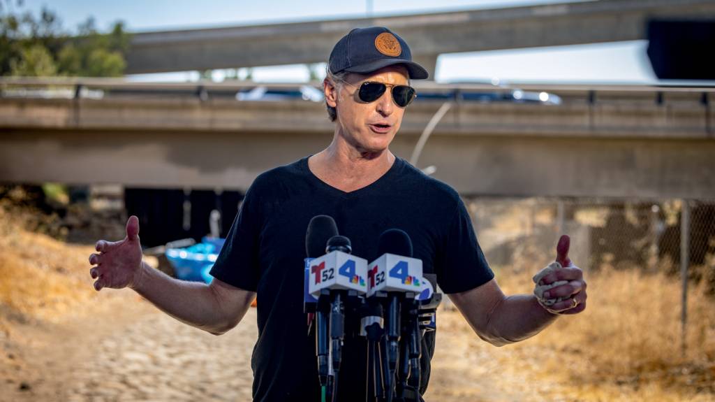 Governador da Califórnia usa memes para atingir Trump