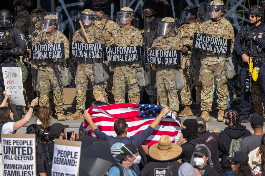 Ordem judicial é revertida e Trump mantém presença de militares em protestos de LA