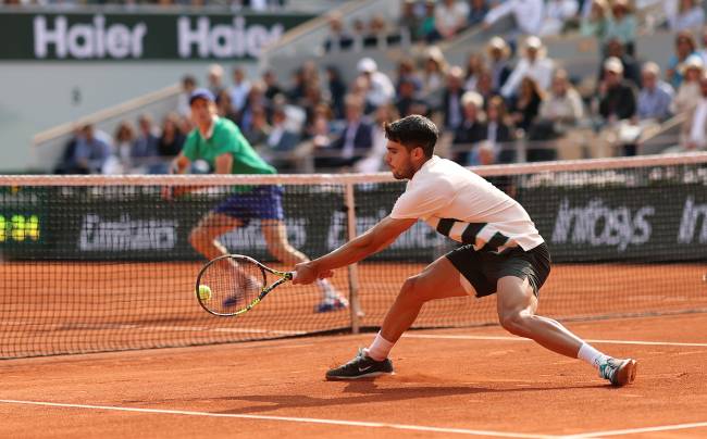 2025 French Open – Day Fifteen PARIS, FRANCE - JUNE 08: Carlos Alcaraz of Spain plays a backhand at the net against against Jannik Sinner of Italy during the Men's Singles Final match on Day Fifteen of the 2025 French Open at Roland Garros on June 08, 2025 in Paris, France. (Photo by Clive Brunskill/Getty Images)