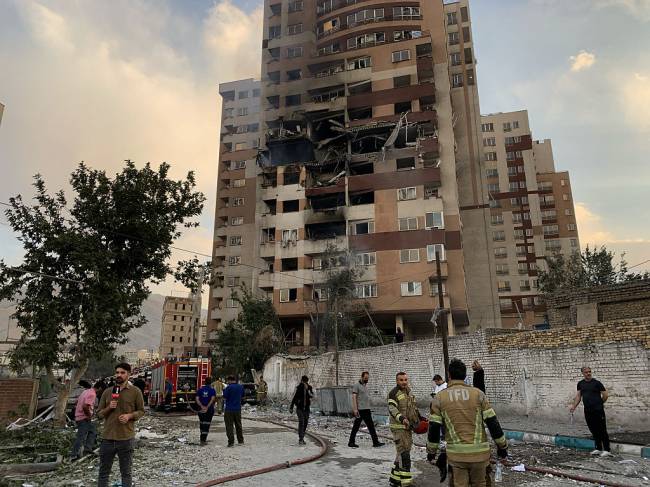 Israel launches attacks on Iran TEHRAN, IRAN - JUNE 13: A view of a damaged building in the Iranian capital, Tehran, following an attack, on June 13, 2025. Israeli Defense Minister Israel Katz has announced that Israel conducted strikes on Iran. (Photo by Fatemeh Bahrami/Anadolu via Getty Images)