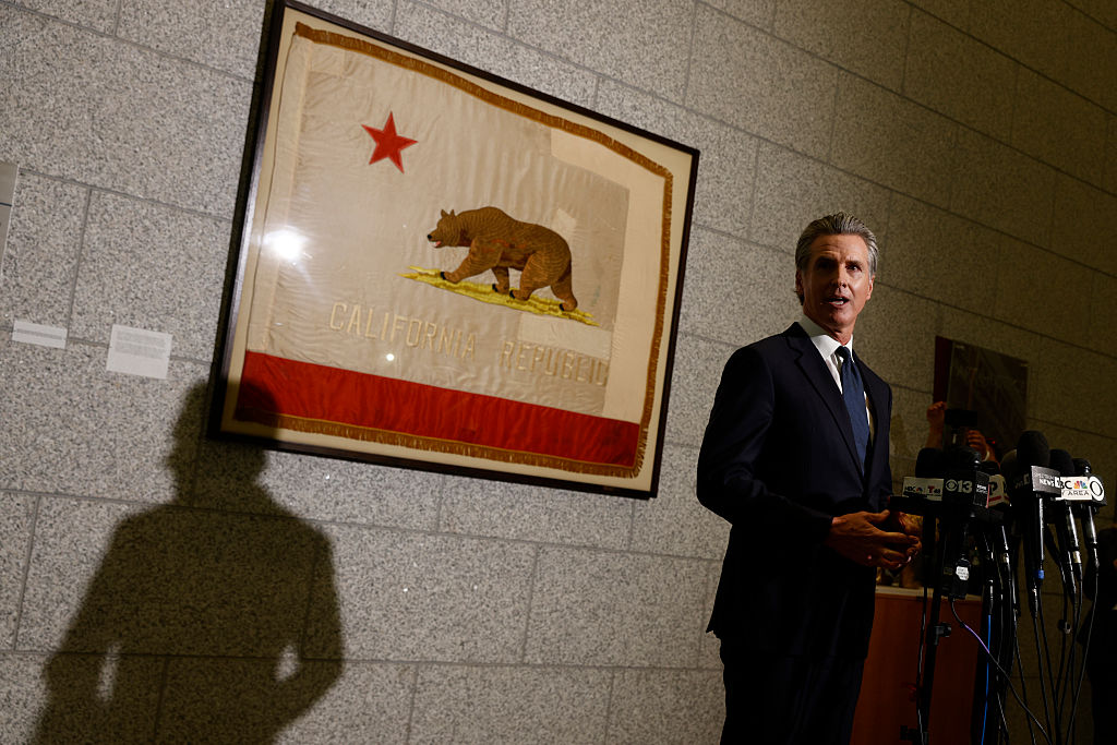 Governador da Califórnia processa emissora Fox News, queridinha entre Trump e apoiadores