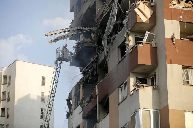 Israil ordusunun Iran’a yonelik saldirilari TEHRAN, IRAN - JUNE 13: A view of a damaged building in the Iranian capital, Tehran, following an Israeli attack, on June 13, 2025. Firefighting teams are dispatched to the area. Israeli Defense Minister Israel Katz has announced that Israel conducted strikes on Iran. (Photo by Fatemeh Bahrami/Anadolu via Getty Images)