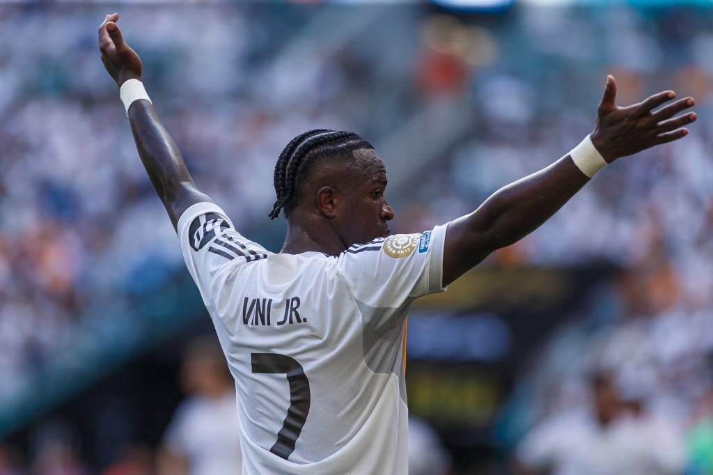 “Coleção de erros e más decisões”: jornal espanhol critica atuação de Vini Jr. em empate com Al Hilal