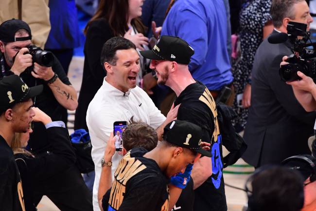 OKLAHOMA CITY, OK - JUNE 22: Head Coach Mark Daigneault and Alex Caruso #9 of the Oklahoma City Thunder celebrates after winning Game Seven of the 2025 NBA Finals against the Indiana Pacers on June 22, 2025 at Paycom Center in Oklahoma City, Oklahoma. NOTE TO USER: User expressly acknowledges and agrees that, by downloading and or using this photograph, User is consenting to the terms and conditions of the Getty Images License Agreement. Mandatory Copyright Notice: Copyright 2025 NBAE (Photo by Adam Pantozzi/NBAE via Getty Images)
