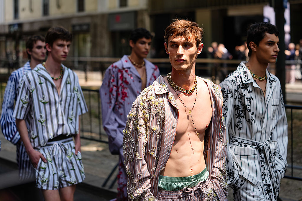 Leveza e gentileza em meio ao caos: as tendências ‘suaves’ da moda masculina em Milão e Paris