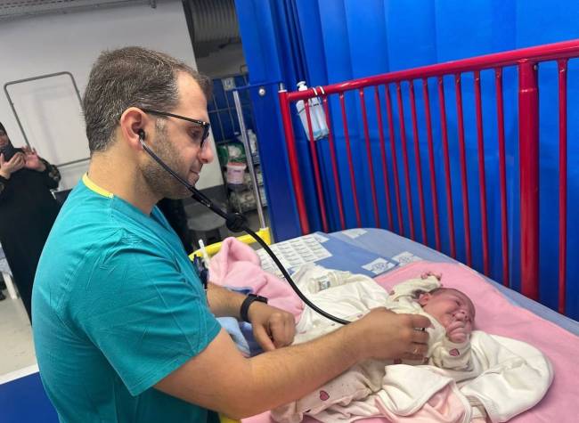 Imagem do WhatsApp de 2025-06-19 à(s) 17.11.59_0b27b287 Bebê de 24 dias recebe antibióticos intravenosos dois andares abaixo do solo, protegida dos mísseis iranianos. -