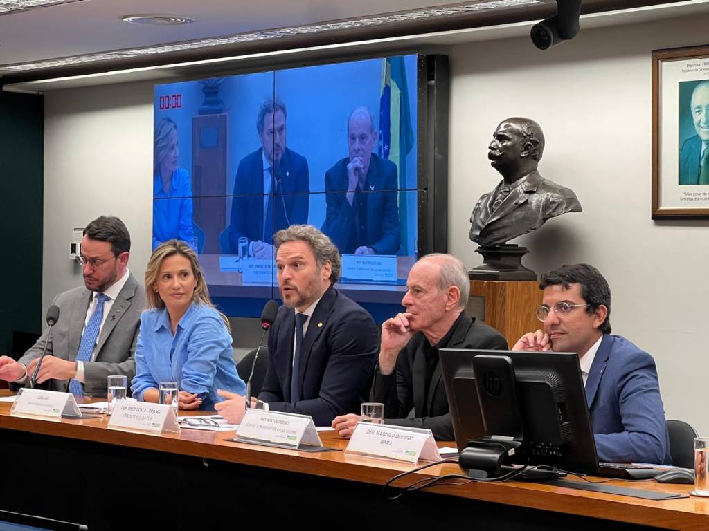 Ney Matogrosso participa de audiência pública para endurecer penas para maus-tratos a animais silvestres