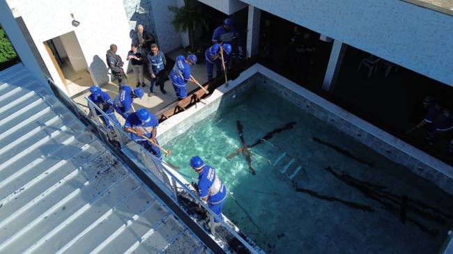 Cobertura com piscina em um dos prédios demolidos em operação da Secretaria Municipal de Ordem Pública do Rio