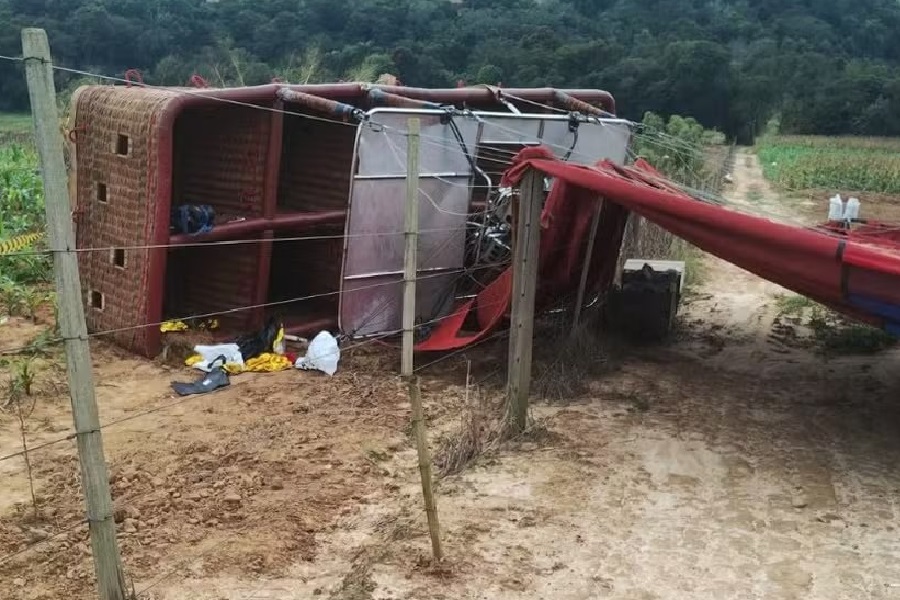 Balão com 33 pessoas a bordo cai e grávida morre no interior de SP