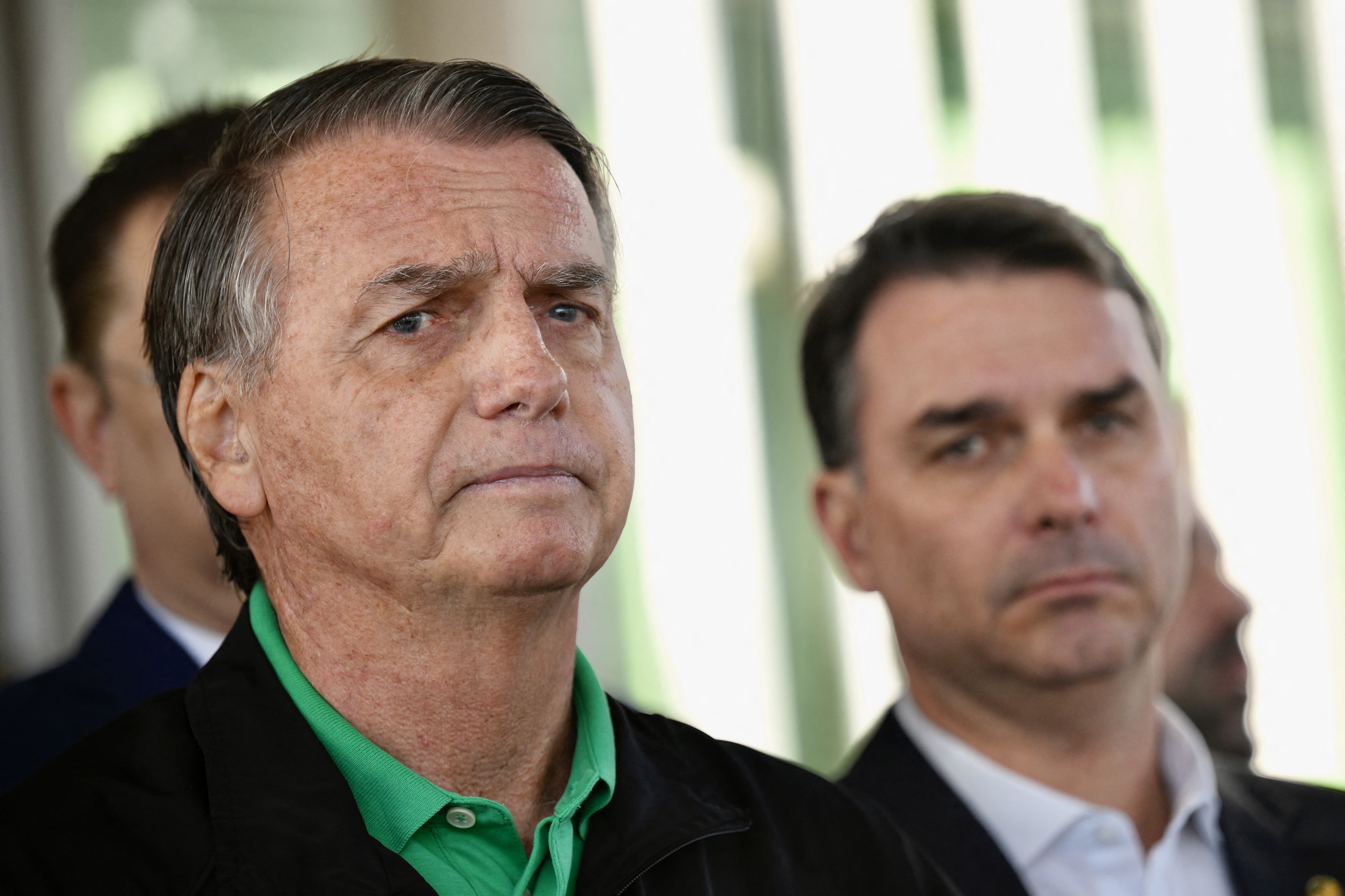 Sem provas, Flávio Bolsonaro ataca sistema eleitoral com boatos antigos