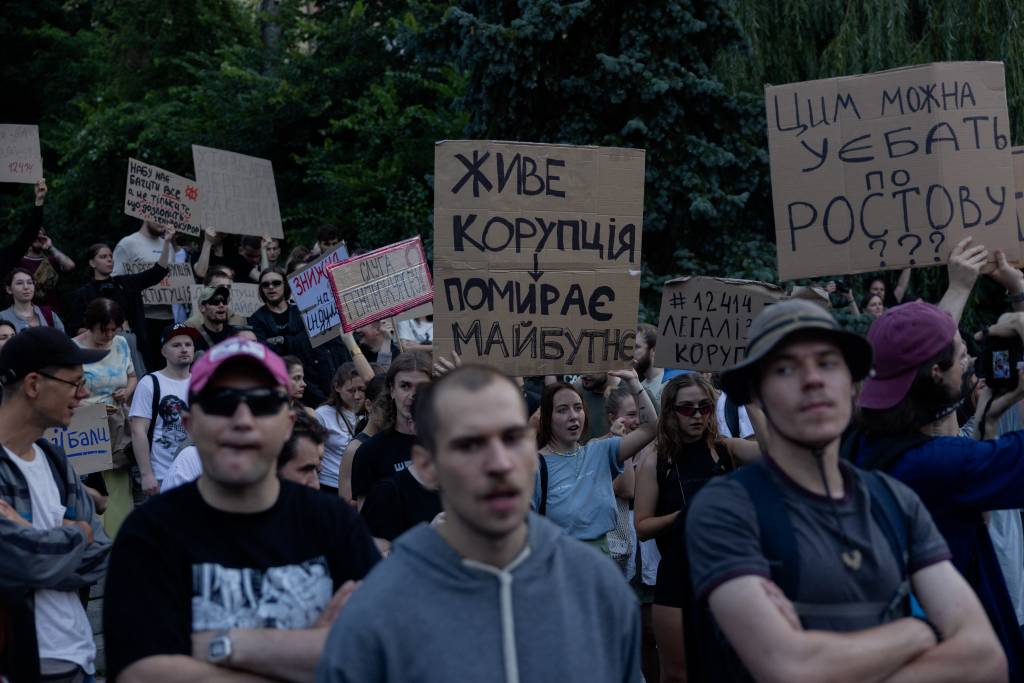 Zelensky é alvo de protestos por projeto que enfraquece órgãos anticorrupção na Ucrânia