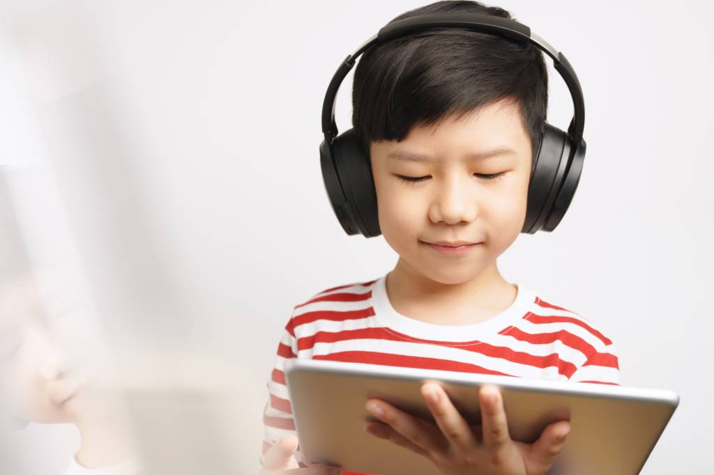 Ler ou ouvir? o que ensina mais, segundo a neurociência