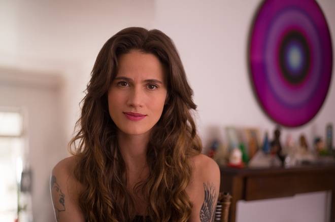 Ana Cañas chora ao recordar da avó, que enfrentou duas guerras