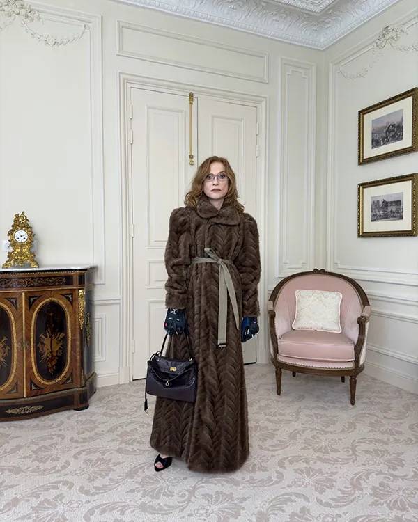 Isabelle Huppert para Balenciaga: tradicional elegância francesa