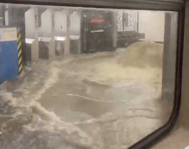 Chuva na plataforma de uma estação de metrô em Nova York, nos Estados Unidos. 14/07/2025