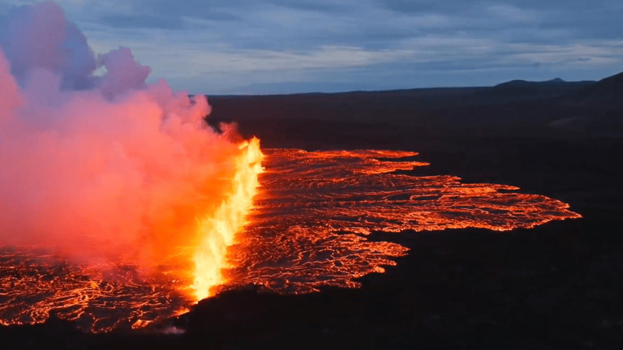 Erupção teve início na cratera de Sundhnúk, na Península de Reykjanes, na Islândia. 16/07/2025