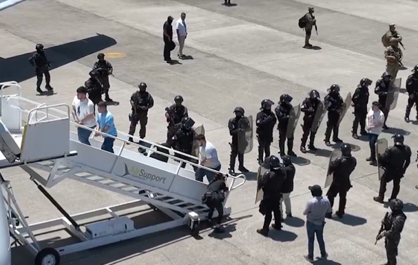 Imigrantes detidos em prisão de segurança máxima em El Salvador retornarão para Venezuela. 18/09/2025