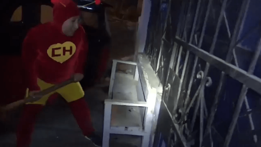 Vídeo: Policial disfarçado de Chapolin desmantela ponto de narcotráfico no Peru