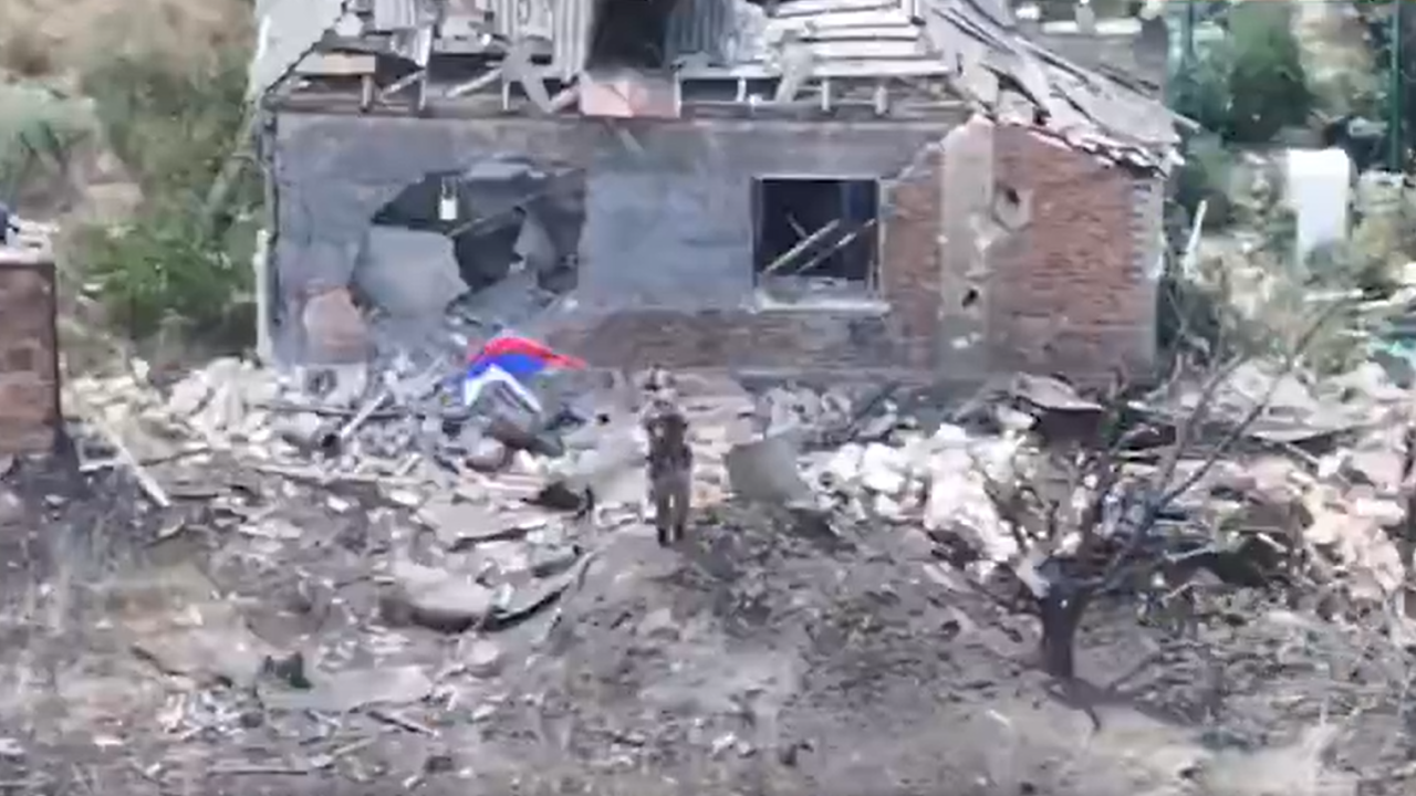 Imagem de drones do Ministério da Defesa russo mostra soldado hasteando bandeira nacional na cidade de Chasiv Yar, no leste da Ucrânia. -