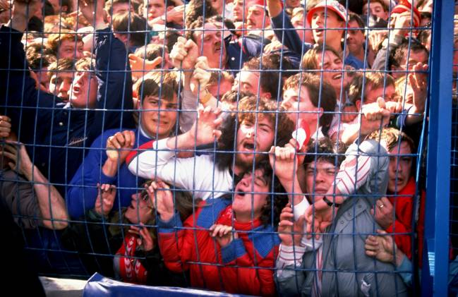 Torcedores esmagados no Estádio Hillsborough Apr 1989: Supporters are crushed against the barrier as disaster strikes before the FA Cup semi-final match between Liverpool and Nottingham Forest played at the Hillsborough Stadium in Sheffield, England. Mandatory Credit: David Cannon/Allsport