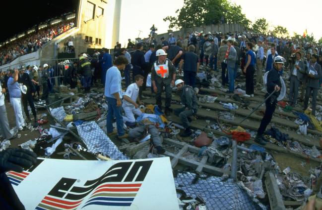 Consequências da tragédia em Heysel 29 May 1985: The aftermath of the crowd riots during the European Cup Final between Juventus and Liverpool at the Heysel Stadium in Brussels, Belgium. Juventus won the match 1-0 Mandatory Credit: David Cannon/Allsport