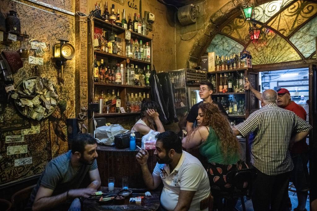 Islamização da Síria: minorias atacadas, biquínis proibidos, bares na mira