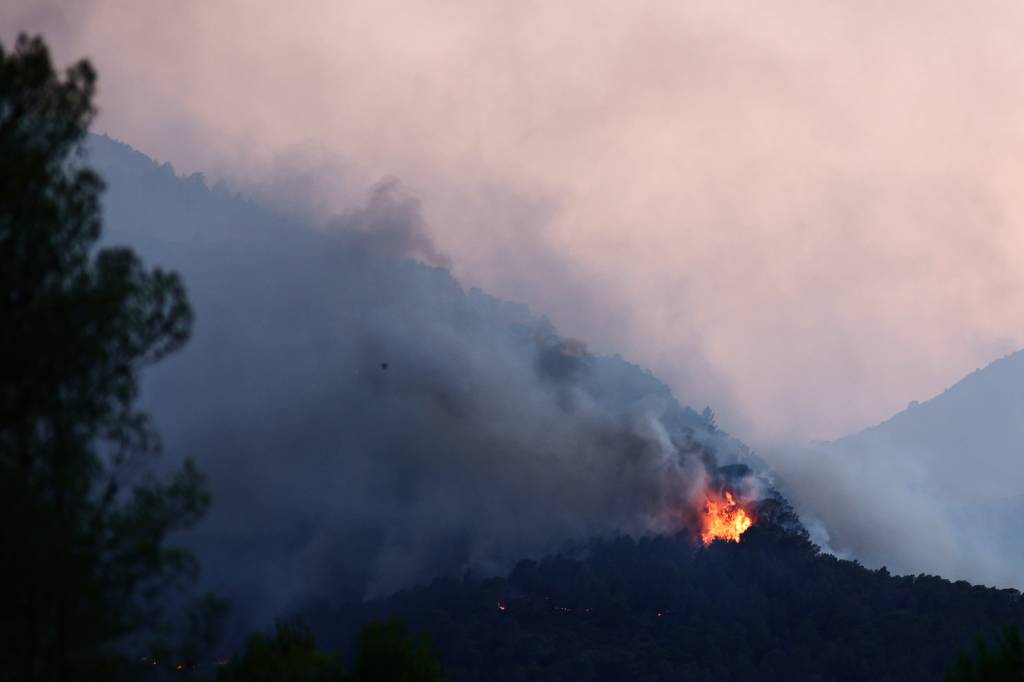 Incêndio florestal força confinamento de mais de 18 mil pessoas na Catalunha; veja vídeo