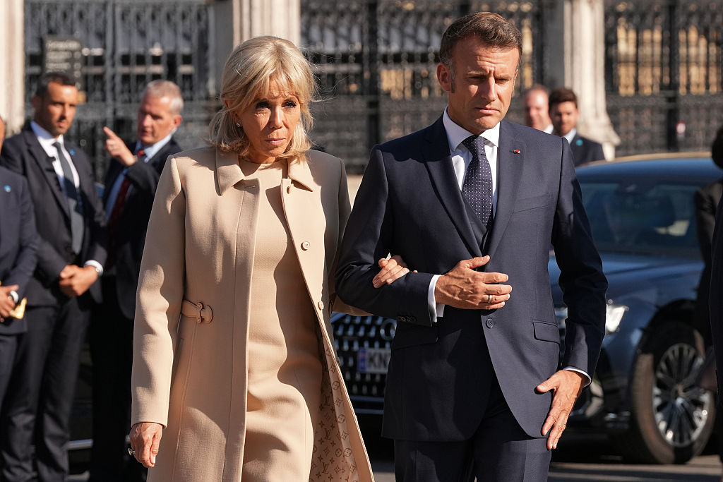 Macron processa influencer que pôs em dúvida gênero de primeira-dama francesa