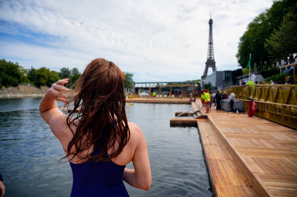 Em menos de um dia, rio Sena volta a ser proibido para banho por risco de contaminação